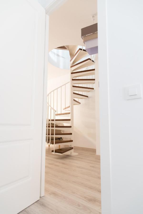 Spiral Stairs Duplex Apartment Figueres  Luaran gambar